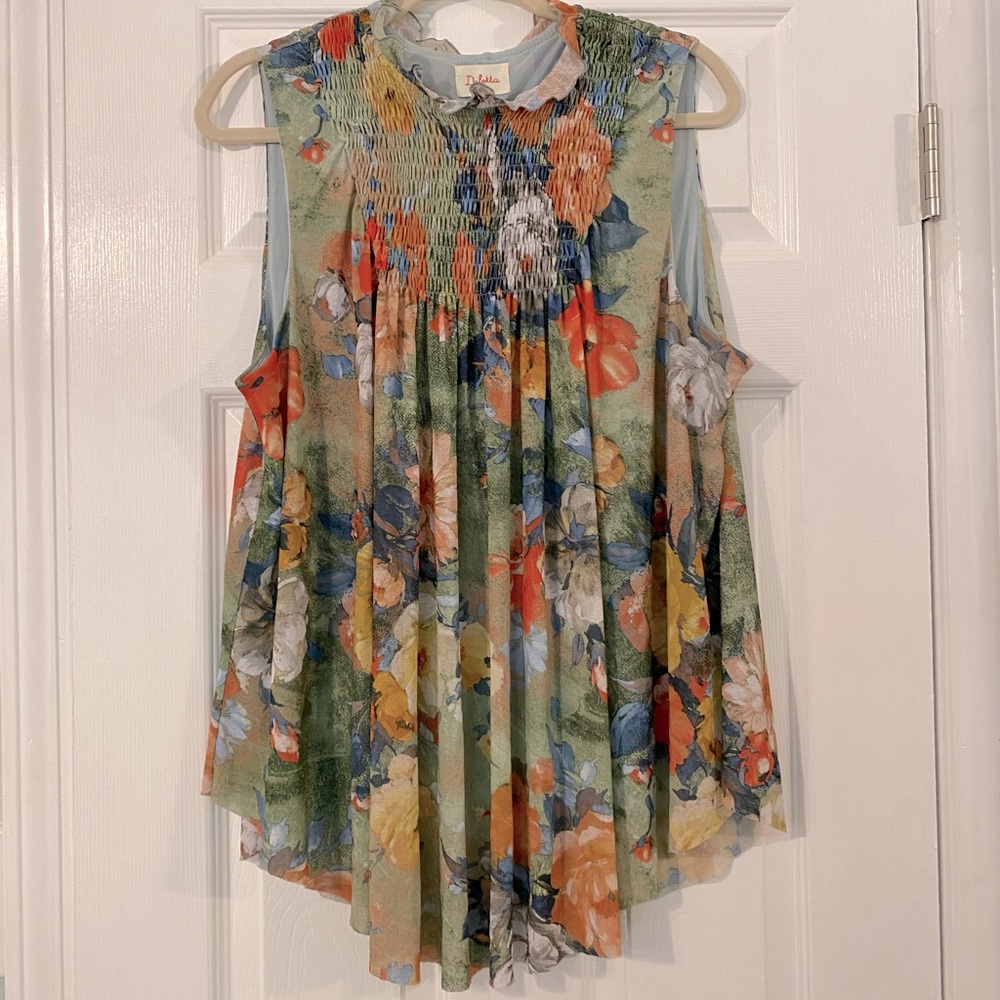 🌼💐🌸Gorgeous Sleeveless Blouse w/ Smocked & Ruffled Neck🌸💐🌼